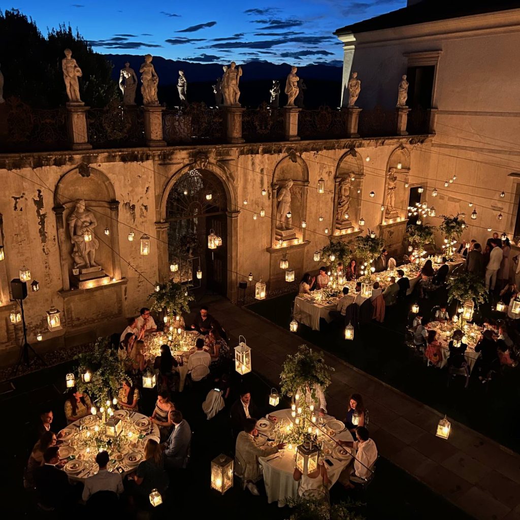 corte round appeso + fiori alti